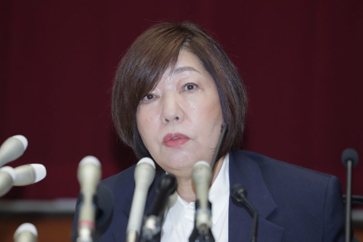 記者会見する日本大学の林真理子理事長（時事通信フォト）
