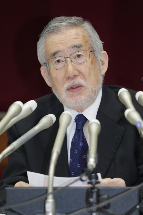 記者の質問に答える日本大学の酒井健夫学長（時事通信フォト）