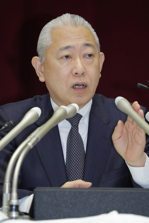 記者会見で記者の質問に答える日本大学の沢田康広副学長（時事通信フォト）