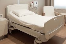 高齢で大病を患ったら、入院か?在宅か?(イメージ)