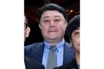 主人公・乃木（堺雅人）の上司・宇佐美部長役を演じる市川猿弥