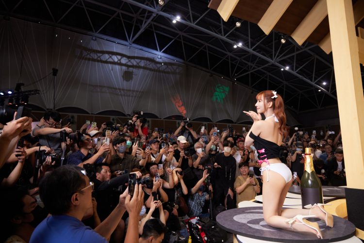 女優にカメラを向ける台湾のファン