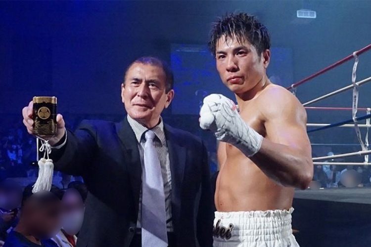 （写真左から）俳優・伊吹吾郎と、プロボクサーデビューした孫の遼平さん