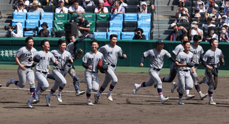 103年ぶりの4強入りを果たした慶応では、地元・神奈川県出身で甲子園のマウンドに上がった投手は0人（時事通信フォト）