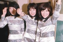 1975年、日劇で上演したミュージカル『スタンバイOK』の舞台裏。第2部はこの衣装でヒット曲を披露（C）近代映画社