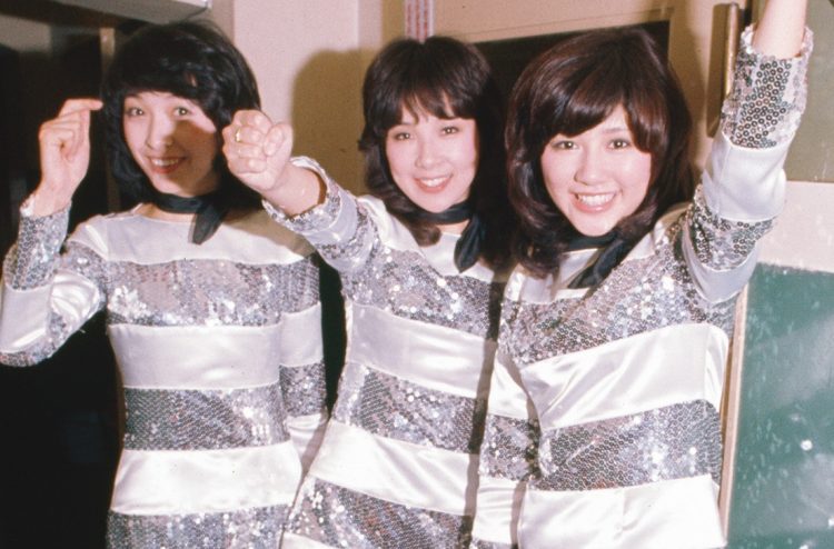 1975年、日劇で上演したミュージカル『スタンバイOK』の舞台裏。第2部はこの衣装でヒット曲を披露（C）近代映画社