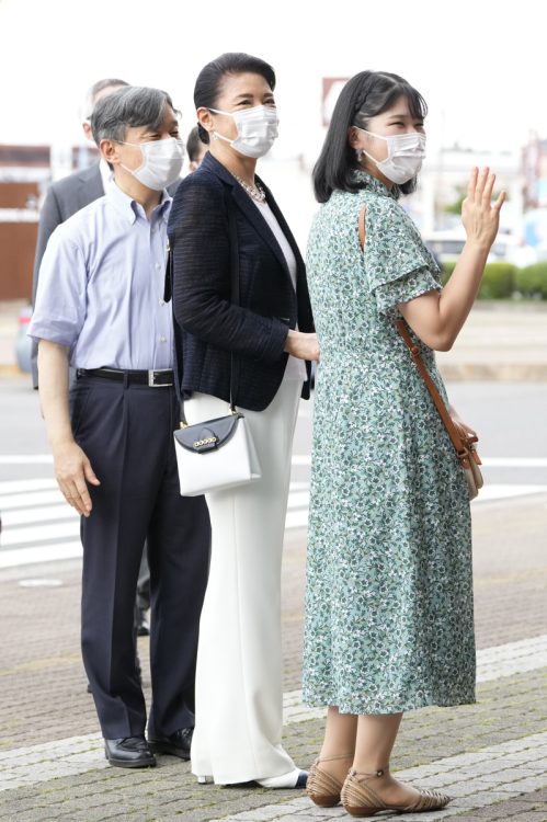 愛子さまは大人っぽさのあるグリーンのワンピ