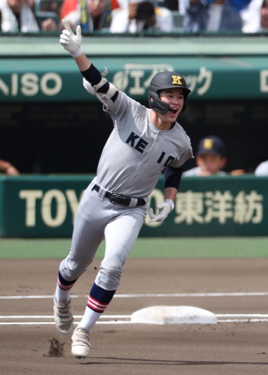 先頭打者ホームランを放った丸田。ファンが急増中だ(時事通信フォト)