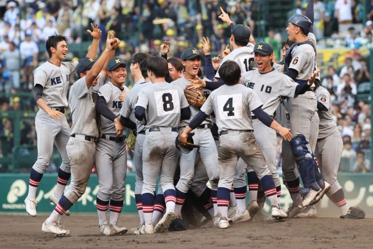 107年ぶり優勝に沸く選手たち（時事通信フォト）