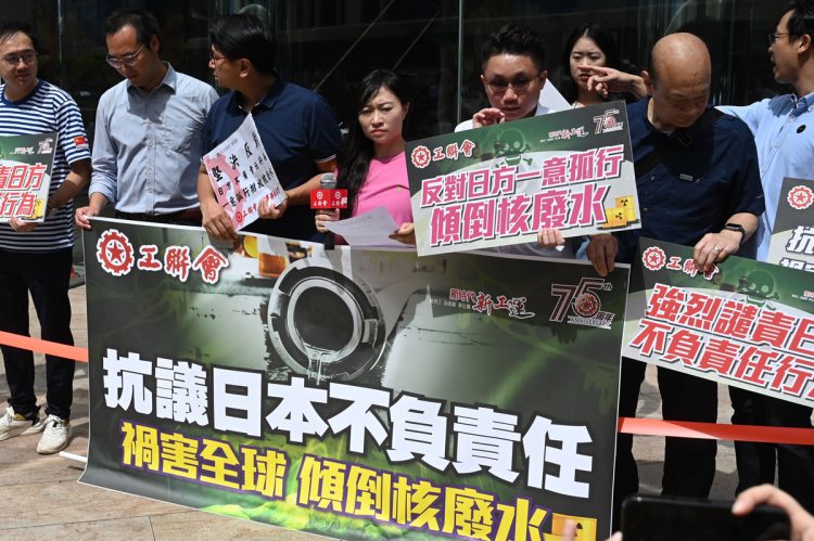 日本に対する根拠のない批判とデマが起きている（写真は香港のデモ／AFP＝時事）