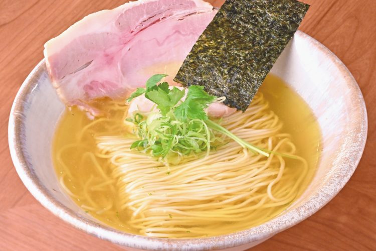 黄金に輝く注目ラーメンを紹介（写真はJapanese Ramen 五感の「塩らぁめん」。撮影／太田真三）