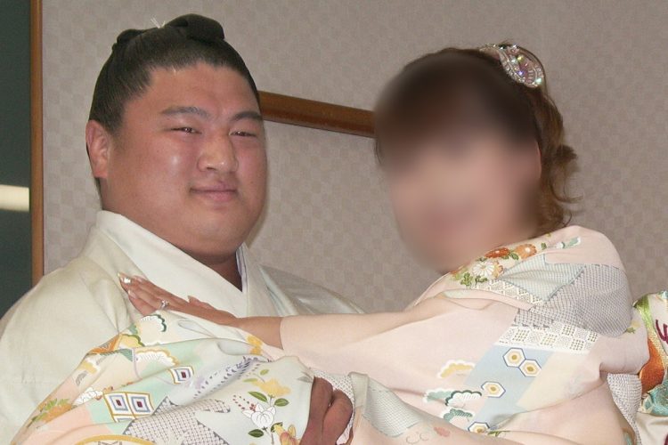 元関脇・嘉風(左)の元妻・A子さんと「訴訟」や「断髪式延期」の関係は(時事通信フォト)