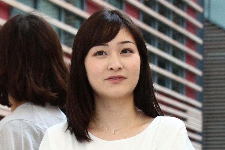 SNSでも岩田絵里奈アナがニュースを読む姿が話題に（写真／ロケットパンチ）