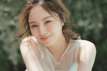 梅澤美波が夏ワンピ姿でスマイル　「全国ツアーを通じて団結力が深まりました」