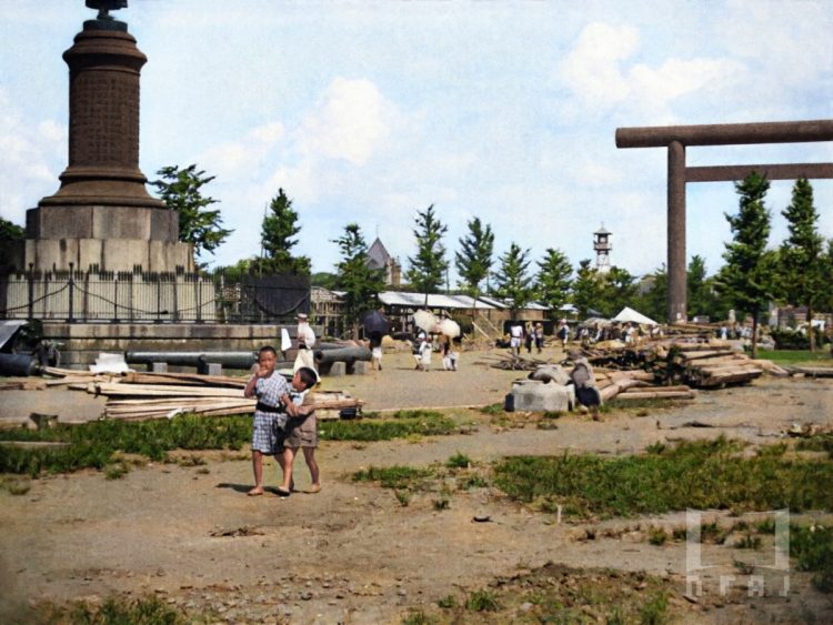 「靖国神社境内のバラック」。靖国神社の境内に被災者を収容するバラック（仮設住宅）が建設された。9月13日起工、26日竣工のバラックは全70棟。建設を警視庁、管理を東京市社会教育課が担った（所蔵元：国立映画アーカイブ）