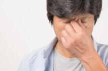 やり方によっては目を傷めてしまうケースも(イメージ)