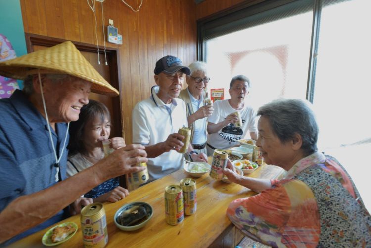 写真左は常連最高齢83歳のベテラン。「立って飲むのも平気」と笑顔