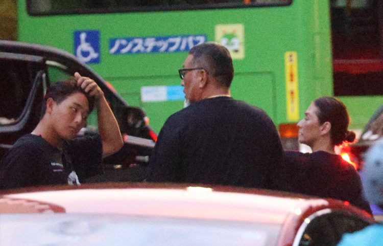 車を降りる勝児さんと亜希と清原