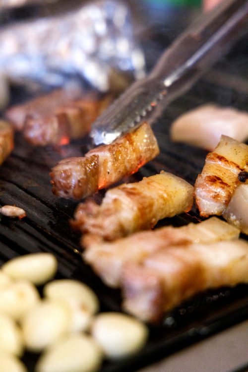火力が強い練炭で焼き上げられる肉は香ばしく、脂の甘さが際立つ