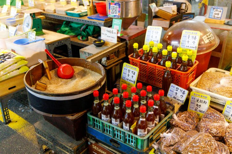 地元密着の市場なので、食材も豊富に並ぶ。韓国料理には欠かせない、搾り立てのごま油を売る店も