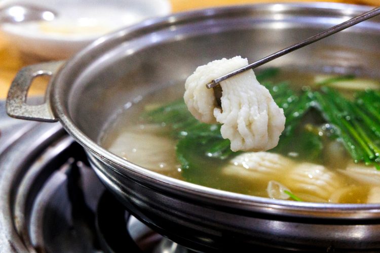 しゃぶしゃぶのスープは、はもの頭と骨を10時間以上煮て作る
