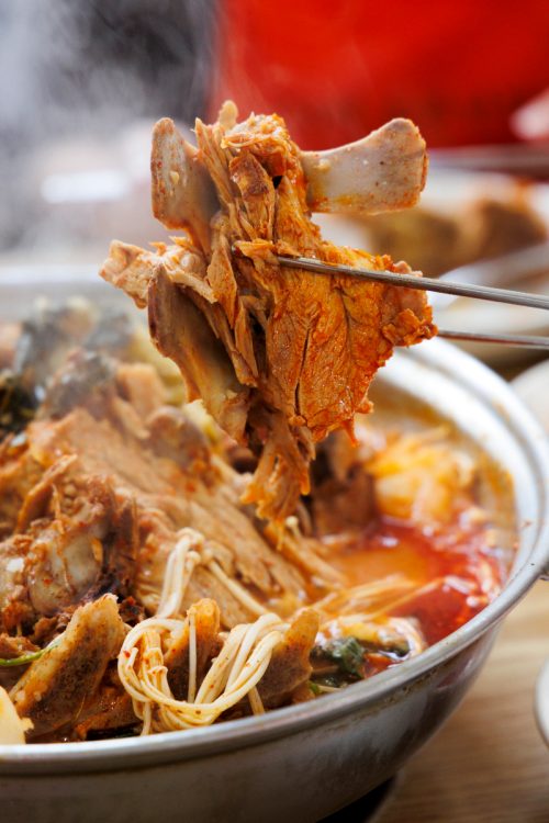 カムジャタン（大・4万3000W）は、骨付きの豚肉から出た旨みがスープに溶け込む。骨付き肉は、箸でつかむとホロッとほぐれるほど柔らかく煮込まれている