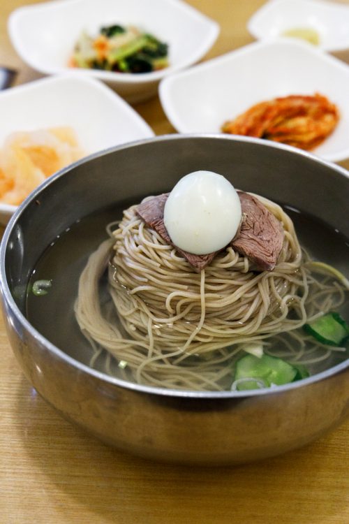 平壌式冷麺は咸興式に比べ、噛み切りやすいのが特徴。やさしい味のスープに合う。平壌冷麺（1万3000W）