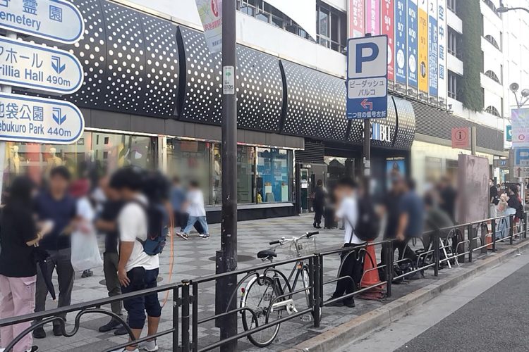 西武池袋本店の前には多くのマスコミが集まった