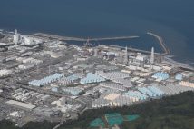 処理水の放出が始まった福島第一原発。敷地内には処理水を溜めたタンクが所狭しと並ぶ（時事通信フォト）