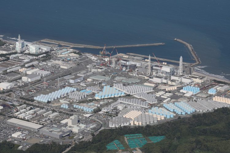 処理水の放出が始まった福島第一原発。敷地内には処理水を溜めたタンクが所狭しと並ぶ（時事通信フォト）