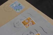【じわじわ進む「郵便離れ」】切手の貼り方や貼る場所がわからない若手社員は「これ、なめるの?」と困惑
