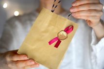 「私は失礼なのでしょうか?」 友人への出産祝いをフリマアプリで安く購入した女性の自問自答