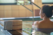 お風呂は好きだけど大浴場が苦手な人もいる 「一人でくつろぎたい」「洗い場の椅子を共同で使うのが嫌」