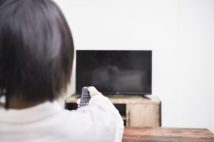 「テレビ見てない自慢」という言葉の意味がわからない… 普通のことなのに「変わり者」「インテリ」認定に困惑する人も