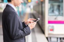 スマホの「フリック入力」できない人たちが密かに抱く劣等感 ポチポチ連打姿は「極力、人に見られたくない…」