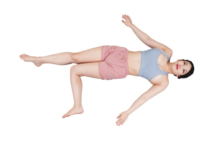 床に仰向けに寝て、下半身を脱力して痛み・しびれのある側の膝を90度曲げて1～3分キープ