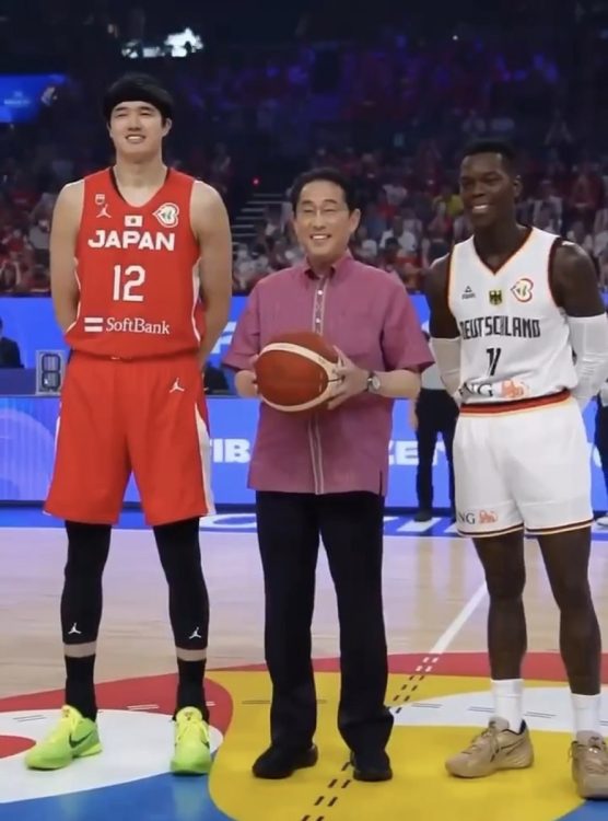 バスケW杯のコートでは笑顔でドリブル（岸田首相のインスタグラムより）