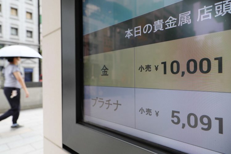 1グラム当たり1万円台に乗せた金の店頭小売価格を示すモニター。2023年8月29日午前(時事通信フォト)
