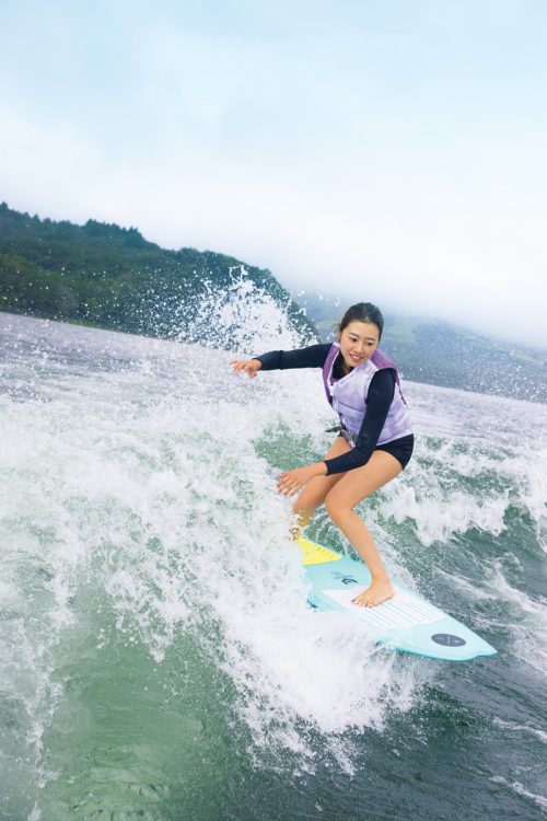 趣味のウェイクサーフィンが高じて、今春にはプロ資格まで取得