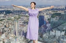 渋谷上空229メートルの展望施設「SHIBUYA SKY」内屋上展望空間「SKY STAGE」からの絶景を楽しむ中田さん。「空が近い! 雲に手が届きそうな贅沢な空間ですね。360度見渡せるので爽快感も抜群です」
