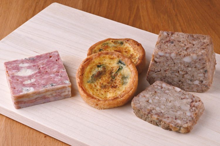 DELI by plein（写真左から「ブルーチーズのパテドカンパーニュ」、「農園直送玉葱のキッシュ」、「厚切りパテドカンパーニュ」）