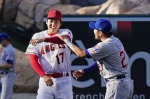 他の日本人メジャーリーガーからも愛される大谷翔平（写真右は鈴木誠也。写真／共同通信社）