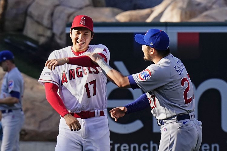 他の日本人メジャーリーガーからも愛される大谷翔平（写真右は鈴木誠也。写真／共同通信社）