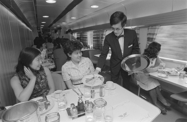1974年、営業を始めた新幹線の食堂車で食事をする人たち。東海道新幹線ひかり25号車内（時事通信フォト）