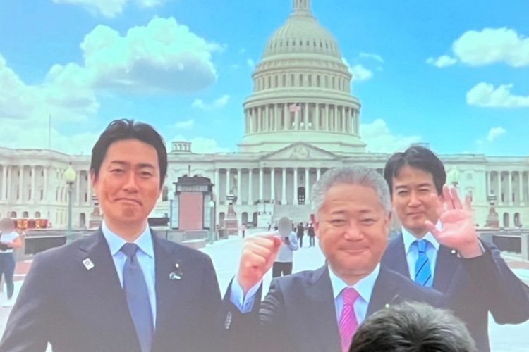 （写真左から）青柳仁士議員、馬場伸幸代表、柳ヶ瀬裕文議員