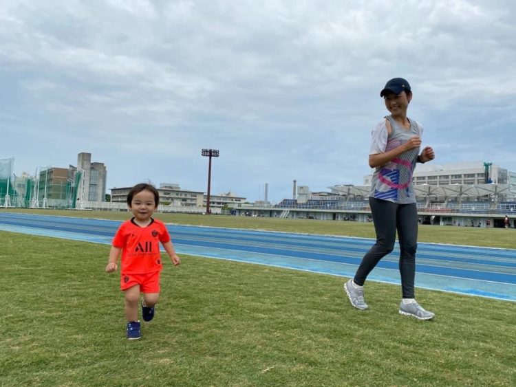 子供と一緒に走れるのがスロージョギングの良さ。佐藤さんと息子さん