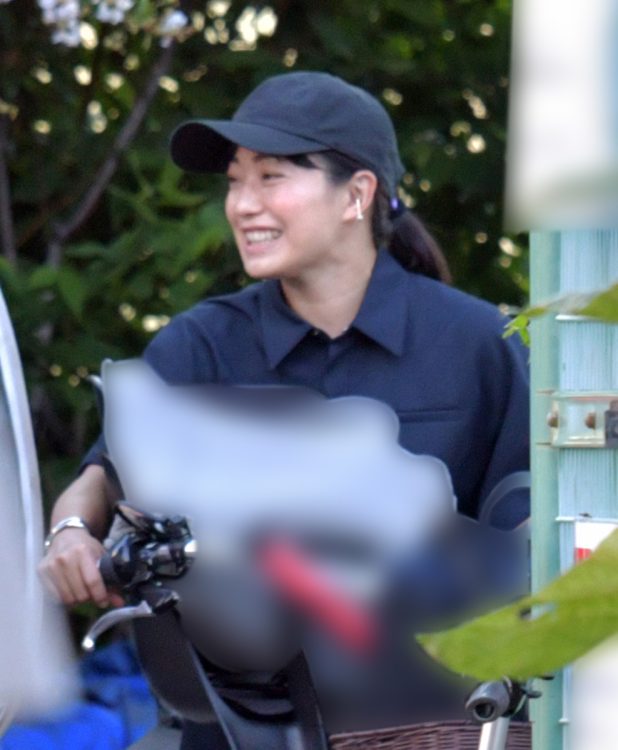 自転車には子供のヘルメットもぶら下げていた