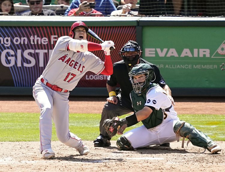 のけぞる大谷（写真／共同通信社）