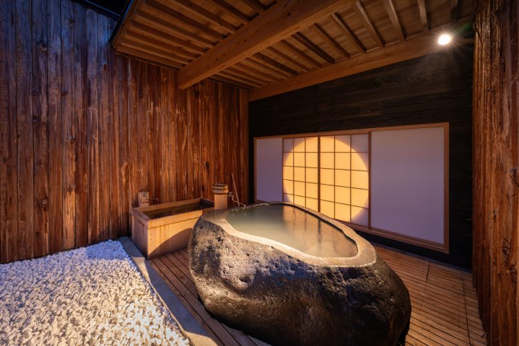 「瞑想」をテーマにした蔵王石の岩風呂には、空気にまったく触れていない究極の「生まれたての源泉」が