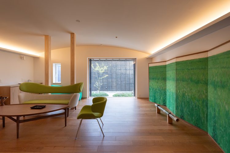 客室『GRANO』は、米沢出身の日本画家・福王寺法林の名画『麦』で彩られている
